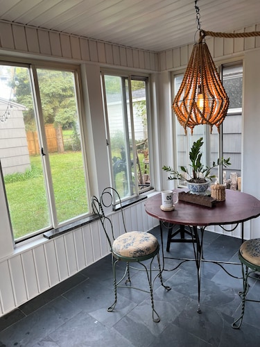 Only 1000/night & 2 miles from ND stadium. Pet Friendly!