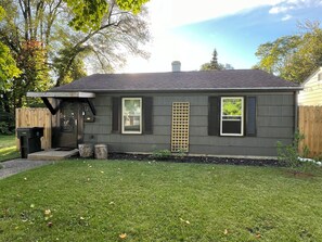 Exterior - Only 1000/night & 2 miles from ND stadium. Pet Friendly! (South Bend)