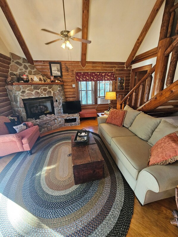 Smart-TV, Kamin, DVD-Player, Bücher