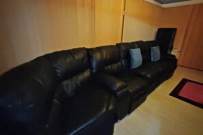 TV - Large Bedroom/Studio -Kingdom Residence  (Manchester)