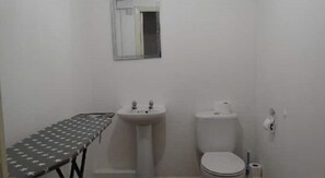 Toallas, jabón, shampoo, papel de baño
