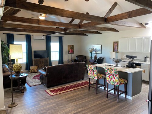 Charming 2-bedroom Ranch House between Bowie and Nocona,  with WiFi, AC!