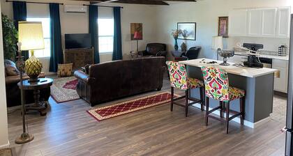 Charming 2-bedroom Ranch House between Bowie and Nocona, with WiFi, AC!