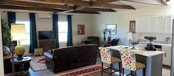 Charming 2-bedroom Ranch House between Bowie and Nocona, with WiFi, AC!