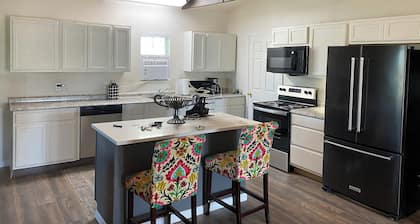 Charming 2-bedroom Ranch House between Bowie and Nocona, with WiFi, AC!