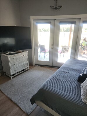 1 غرفة نوم وخزنة داخل الغرفة ومكواة/لوح كي وواي فاي