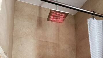 Ducha, secador de pelo, toallas, jabón