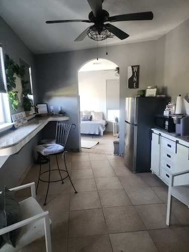 Charming cottage in Cypress with lake view ,WiFi, AC and relaxing outdoor patio.