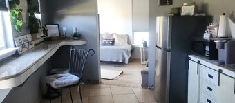 Charming cottage in Cypress with lake view ,WiFi, AC and relaxing outdoor patio.