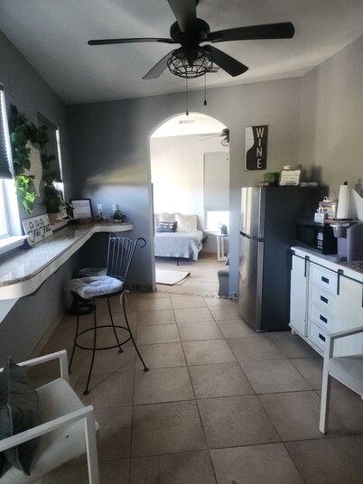 Charming cottage in Cypress with lake view ,WiFi, AC and relaxing outdoor patio.