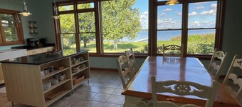 LAKE FRONT OASIS in SPACIOUS 5-bedroom home with WiFi/AC/Heat on Lake Reno