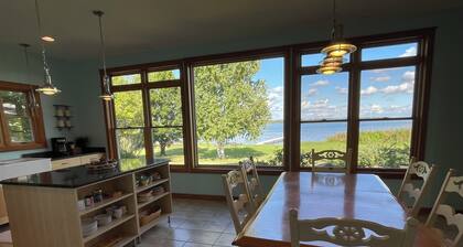 LAKE FRONT OASIS in SPACIOUS 5-bedroom home with WiFi/AC/Heat on Lake Reno