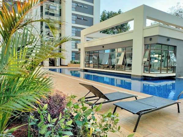 Una piscina al aire libre