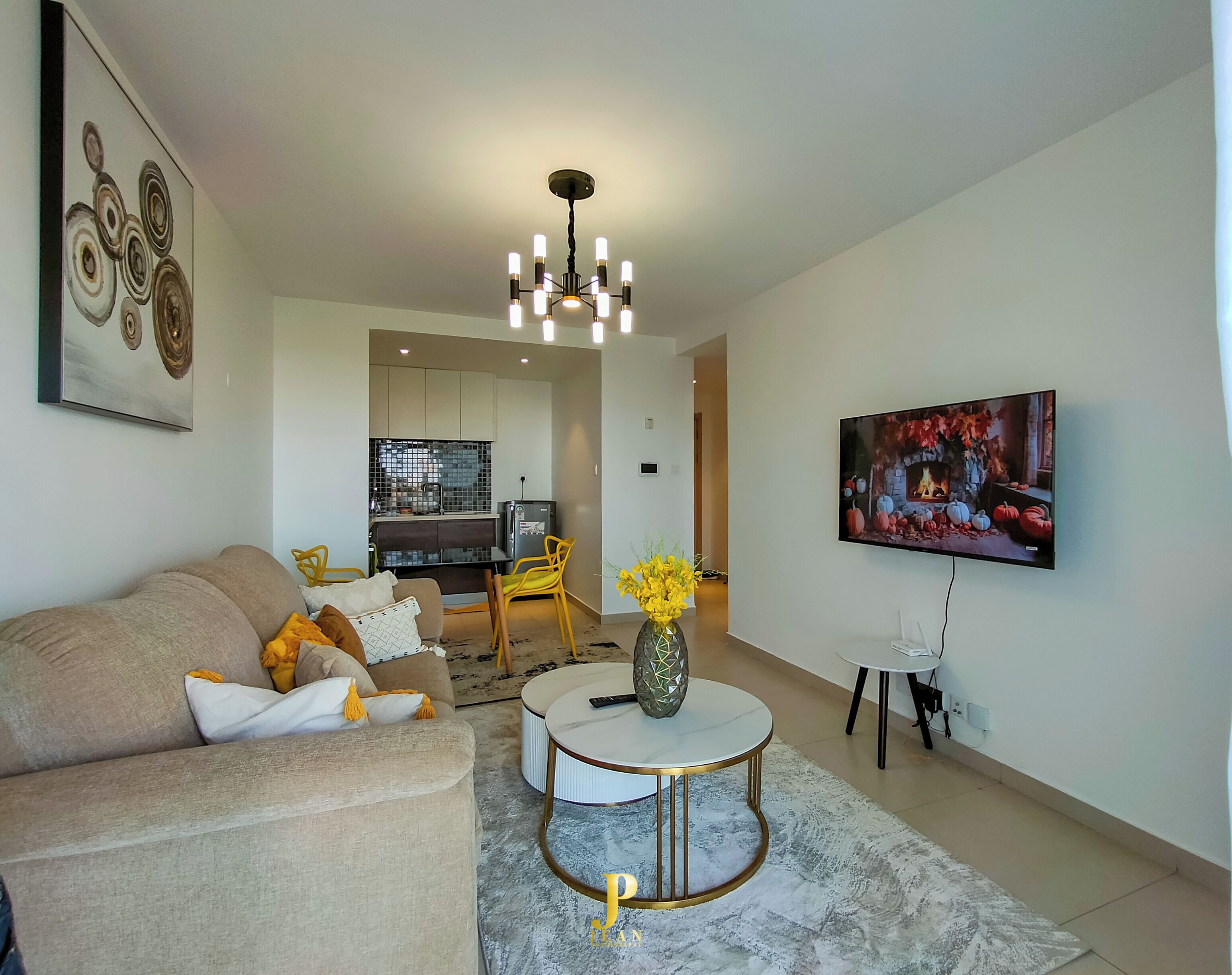 Apartamento luxo, sacada, vista para a cidade | Área de estar | Smart TV 24 polegadas com canais digitais