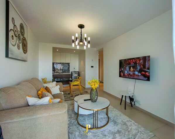 Deluxe-lejlighed - balkon - byudsigt | Opholdsområde | 24-tommers smart-tv med digitale kanaler