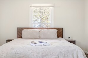 5 bedrooms, iron/ironing board, free WiFi, bed sheets - The place of possibilities with amazing heated pool. (Pulaski)