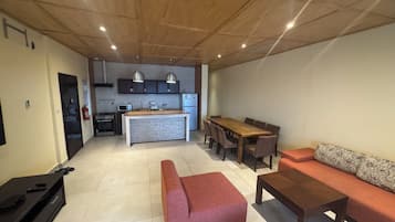 Comfort Apartment, Ocean View | Seterika/papan seterika, Wi-fi percuma