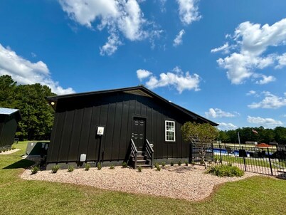 Charming 2-bedroom pool house on scenic estate - your perfect getaway!