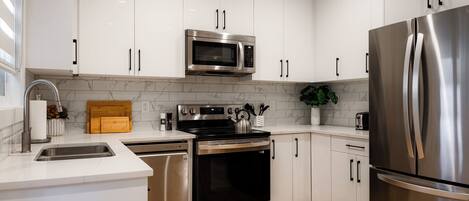 Refrigerador, microondas, horno y parrilla de estufa