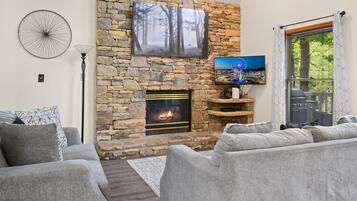 Een smart-tv en een open haard