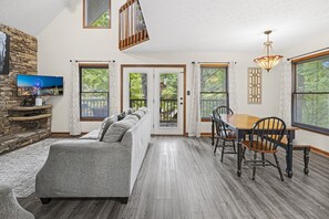 Smart TV, fireplace - Save on Attractions and Stay Close to the Action! (Pigeon Forge)