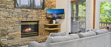 Een smart-tv en een open haard