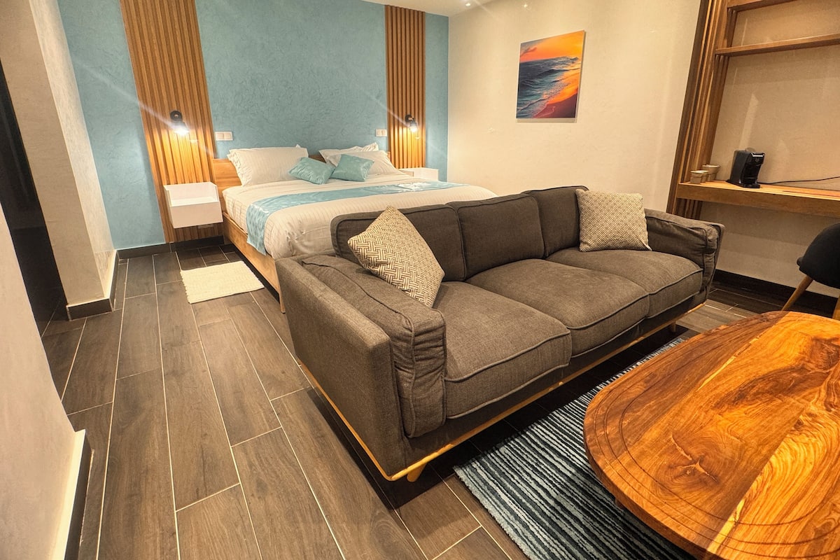 Phòng Suite Superior, sân hiên, quang cảnh biển | 1 phòng ngủ, két bảo mật tại phòng, bàn, màn/rèm cản sáng