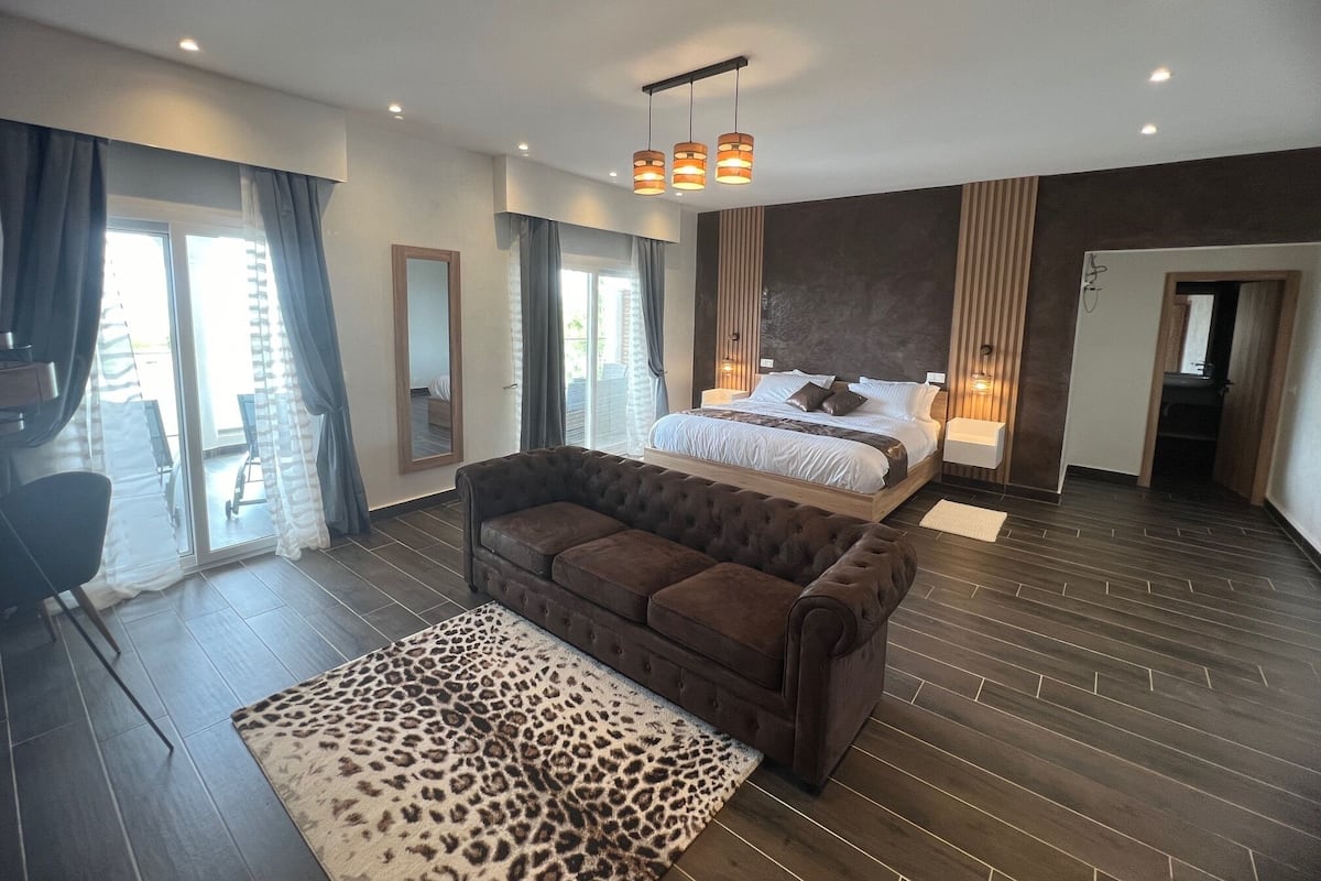Phòng Suite Deluxe, sân hiên, quang cảnh biển | 1 phòng ngủ, két bảo mật tại phòng, bàn, màn/rèm cản sáng