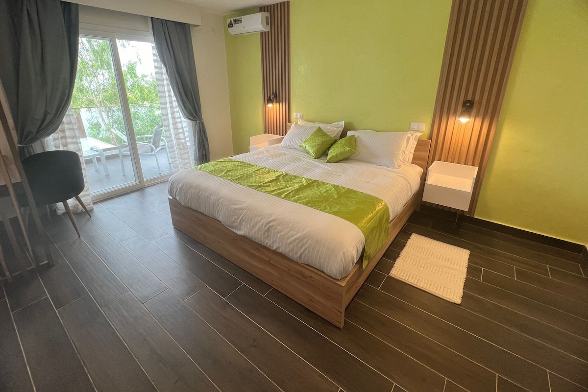Phòng Suite Junior, sân hiên, quang cảnh biển | 1 phòng ngủ, két bảo mật tại phòng, bàn, màn/rèm cản sáng