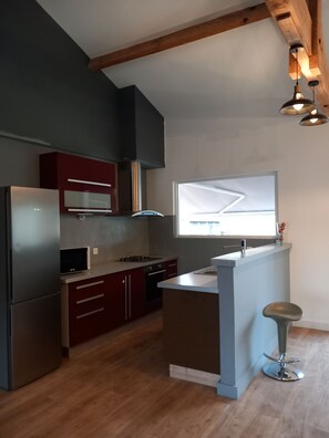 Een koelkast, een microgolfoven, een oven, een kookplaat