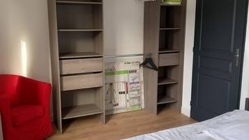 3 dormitoris, planxa i posts de planxar i un bressol de viatge