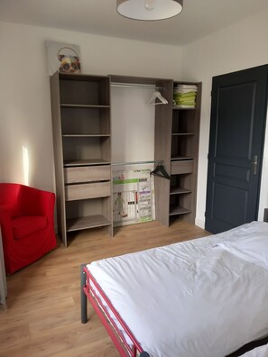 3 habitaciones, tabla de planchar con plancha y cuna de viaje 