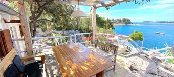 house for two with a private terrace located directly on the beach, town Hvar
