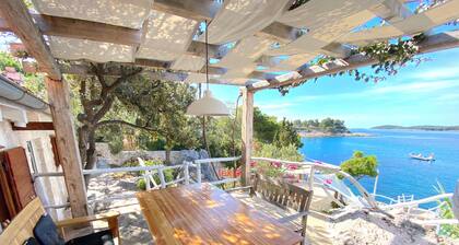 house for two with a private terrace located directly on the beach, town Hvar