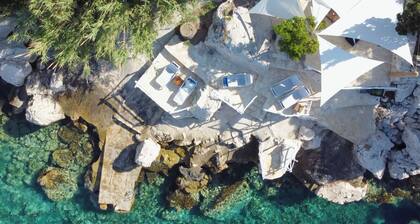 house for two with a private terrace located directly on the beach, town Hvar