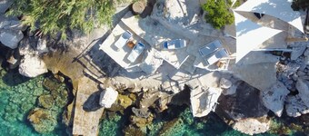 house for two with a private terrace located directly on the beach, town Hvar