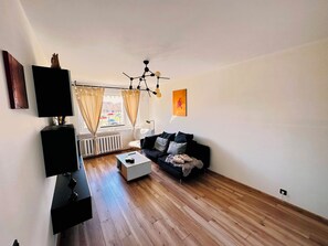 TV connectée, livres, médiathèque