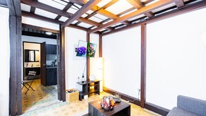 Una sala moderna con sofá, mesa de centro y una obra de arte en la pared.
