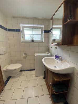 Shower, hair dryer, towels, toilet paper - Vacation apartment in a family environment (Furth im Wald)