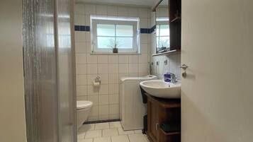 Dusche, Haartrockner, Handtücher, Toilettenpapier