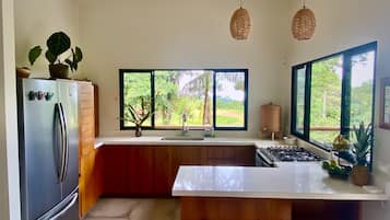 Geladeira, fogão, cooktop, cafeteira/chaleira