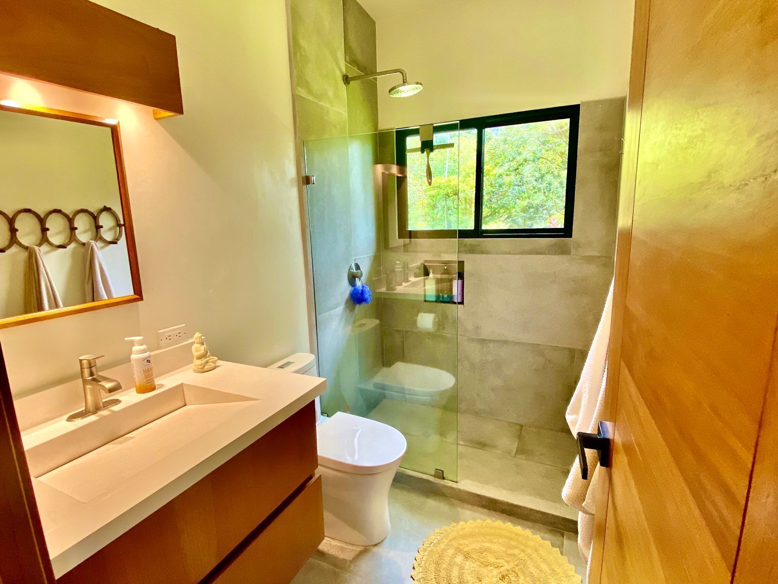 Shower, jetted bath, hair dryer, towels