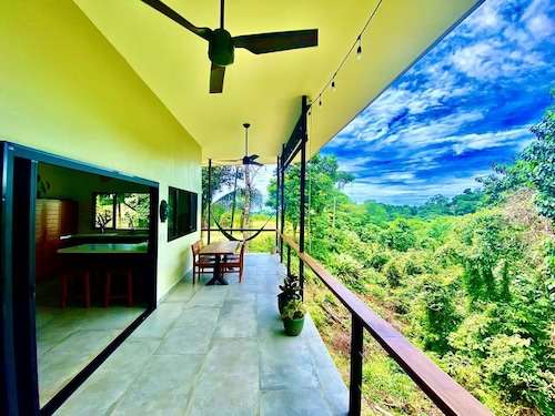 3-bdrm house in Dominicalito, walking distance waterfalls, the beach, yoga, cafe