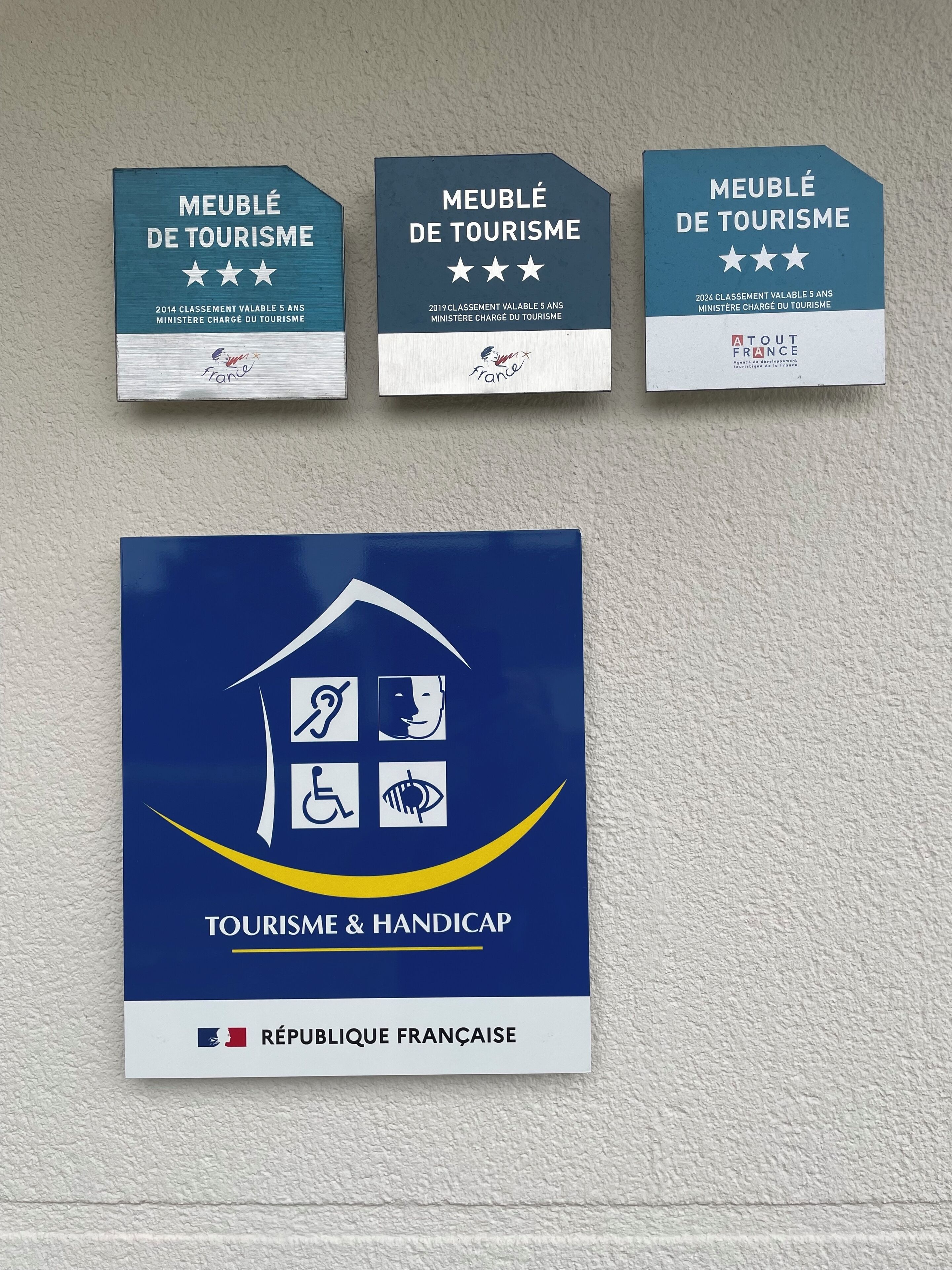 Tres premios por excelencia turística de 2014, 2019 y 2024, y un letrero de servicios turísticos y para discapacitados.