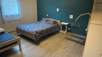 4 chambres, bureau, fer et planche Ă repasser, lit parapluie