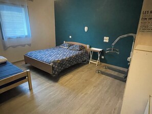 4 slaapkamers, een bureau, een strijkplank/strijkijzer, reisbedje