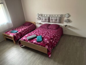 4 Schlafzimmer, Schreibtisch, Bügeleisen/Bügelbrett, Reisekinderbett