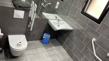 Een haardroger, handdoeken, zeep, toiletpapier