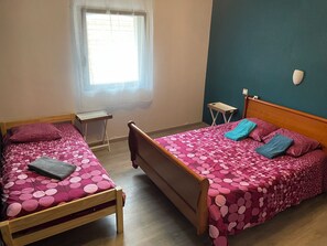 4 bedrooms, iron/ironing board, WiFi, bed sheets