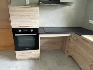 Een koelkast, een microgolfoven, een oven, een kookplaat